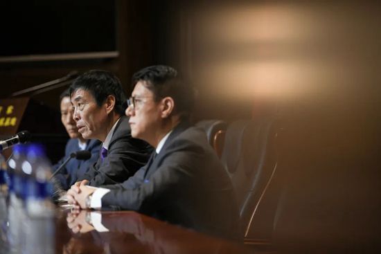 美女扒出来尿口